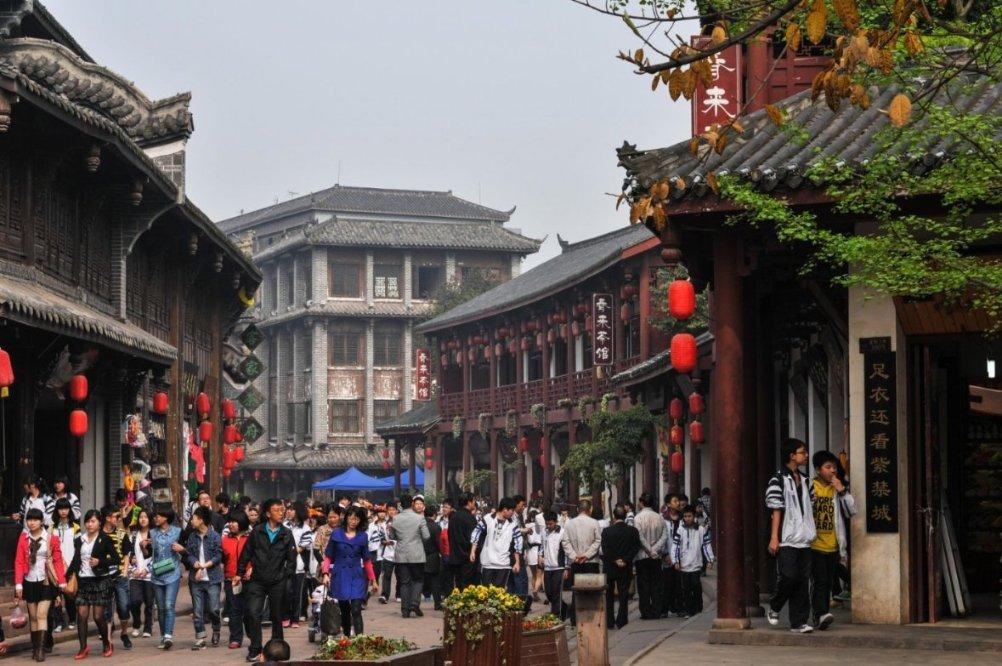 “搭建运营黎锦设计师及设计服务平台”项目向企业授权生产签约仪式在海口举行