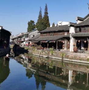 对面车辆大灯一晃，小轿车司机“瞬盲”失控撞上护栏