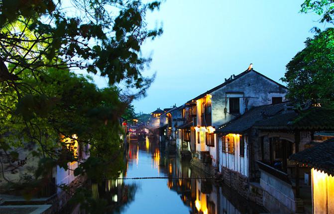 20年前,章子怡穿红肚兜和张艺谋上台领奖,下台后张艺谋暴怒大骂