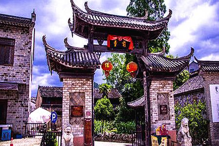 【今日话题】江西一女大学生运动会走光,网友:不要脸!“高中丑,关我大学什么事”?女生上大学前后对比,这反差绝了!